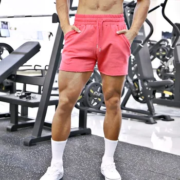 Мягкие тренировочные шорты для сильного человека в спортзале