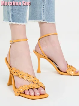 Цветочный декор, босоножки с квадратным носком и заклепками, женская обувь на высоком каблуке-шпильке и ремешке с пряжкой на щиколотке, летняя желтая однотонная повседневная босоножка